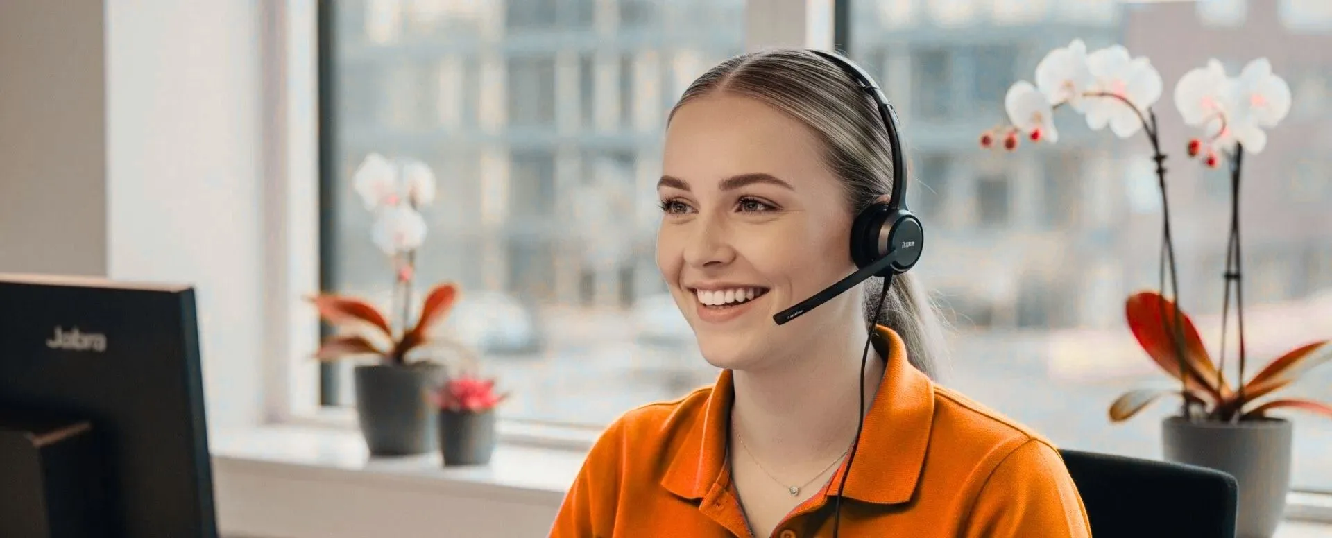 brandvagt medarbejder smiler med headset.webp